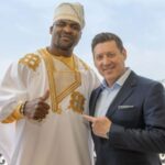 Francis Ngannou y el jefe de la PFL Peter Murray