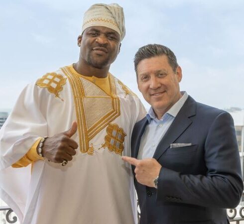 Francis Ngannou y el jefe de la PFL Peter Murray