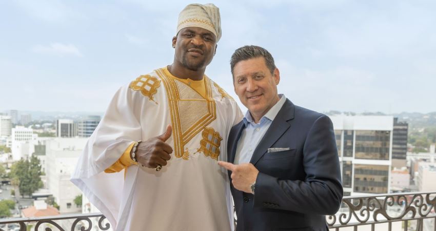 Francis Ngannou y el jefe de la PFL Peter Murray